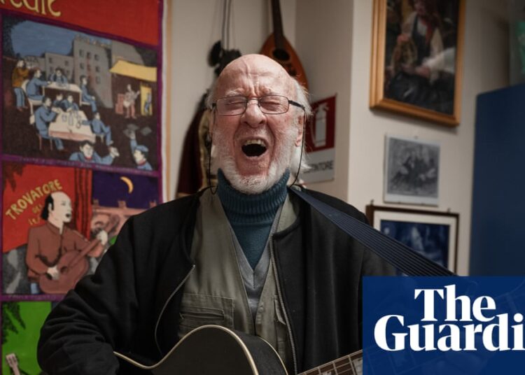 Cantando as notícias: a história do último 'cantastorie' da Itália – ainda atuando aos 90 anos | Música