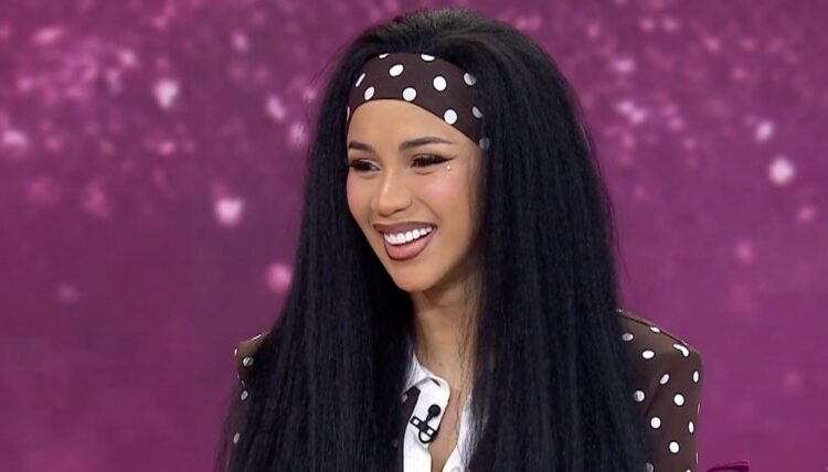 Cardi B fala sobre nova linha de cuidados com os cabelos, turnê musical, maternidade e muito mais