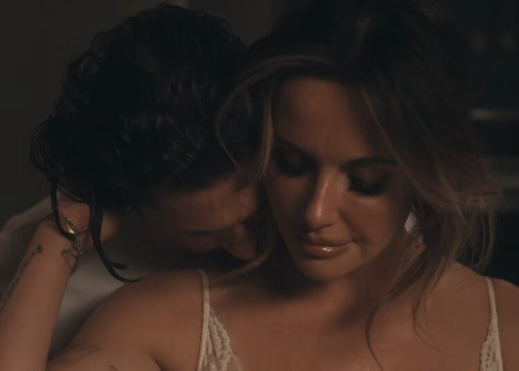 Carly Pearce e Riley Green lutam contra a tentação em um novo dueto sensual, “Se eu não for embora, vou ficar”