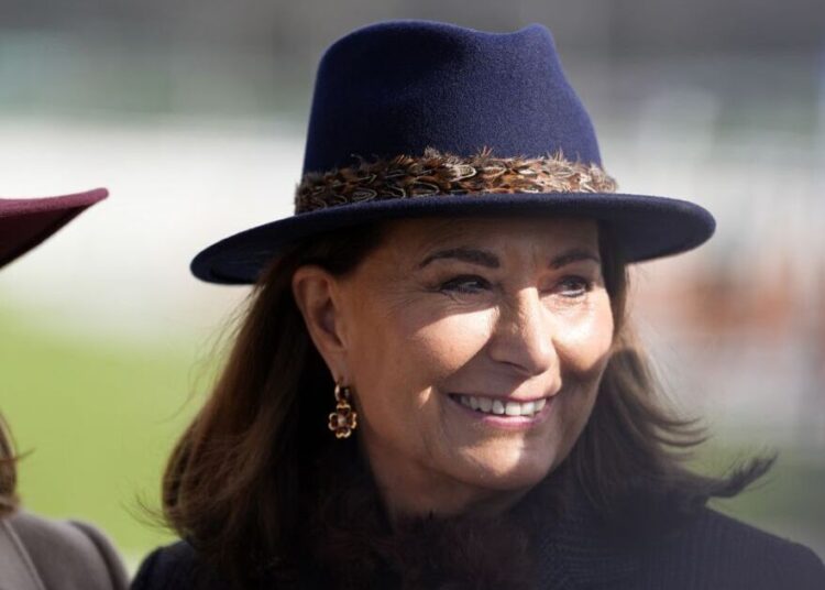 Carole Middleton sofre um estranho erro de moda em Cheltenham | Real | Notícias