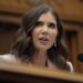 Celebridades LGBTQ + reagem à demissão de Kristi Noem: 'Prenda-a!'