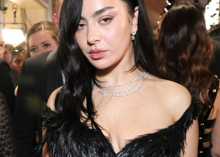Charli XCX sobre desistir da música e focar na atuação