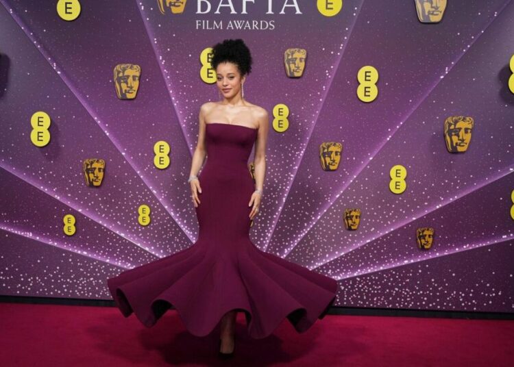 Chase Infiniti parece celestial em vestido Louis Vuitton no BAFTA Awards | Entretenimento