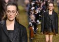 Chloe Sevigny chega à passarela da Miu Miu durante a Paris Fashion Week