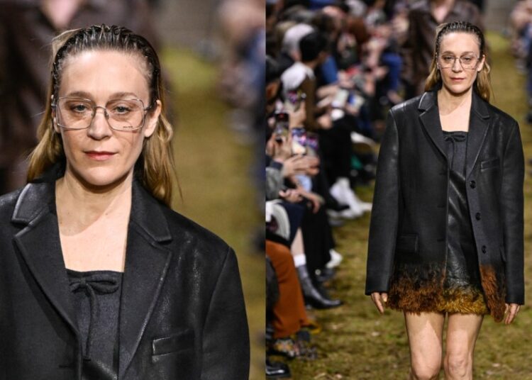Chloe Sevigny chega à passarela da Miu Miu durante a Paris Fashion Week