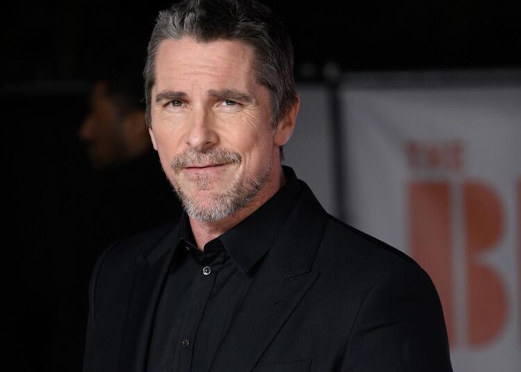 Christian Bale diz que ‘nunca pisará’ em outro musical mais de 30 anos depois de estrelar “Newsies”