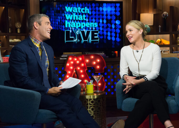 Christina Applegate agradece a Andy Cohen por aliviar sua dor de esclerose múltipla