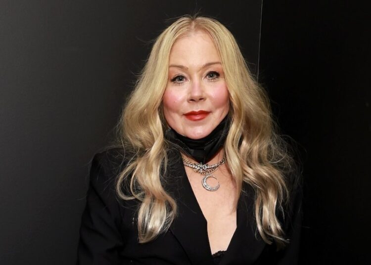Christina Applegate comprou cemitérios enquanto sua morte 'se aproxima'