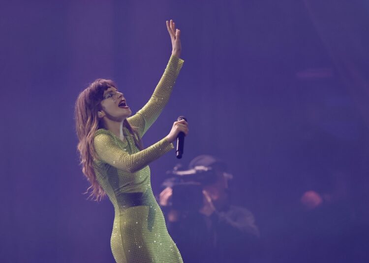 Chvrches estreia nova música “Conman” no Teenage Cancer Trust Benefit de Robert Smith