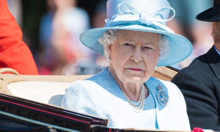 Como os fãs reais podem finalmente dar uma olhada nos apartamentos privados nunca antes vistos da rainha Elizabeth em sua amada Escócia