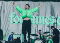 Confira todas as novas músicas de Fontaines DC e Grian Chatten na trilha sonora dos filmes 'Help(2)' e 'Peaky Blinders' - incluindo covers épicos de Massive Attack e Sinead O'Connor