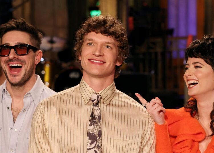 Connor Storrie faz sua estreia no 'Saturday Night Live'