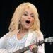 Conselho anuncia dia de Dolly Parton para homenagear o esquema de leitura da estrela