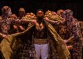 Crítica: 'Akhnaten' de Philip Glass está de volta à LA Opera, desta vez com um magnífico John Holiday