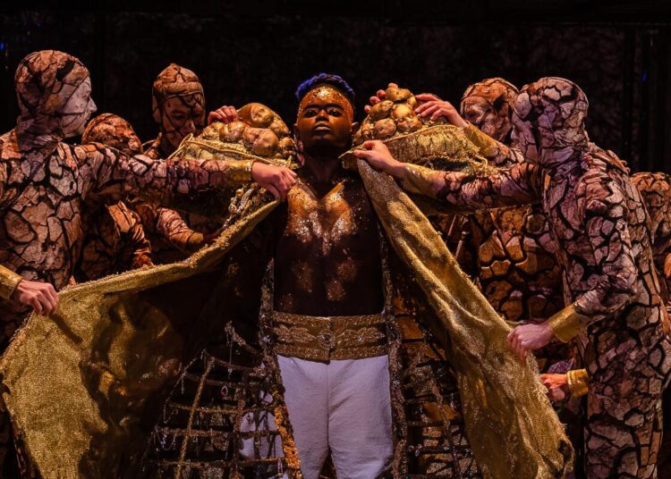 Crítica: 'Akhnaten' de Philip Glass está de volta à LA Opera, desta vez com um magnífico John Holiday
