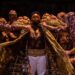 Crítica: 'Akhnaten' de Philip Glass está de volta à LA Opera, desta vez com um magnífico John Holiday