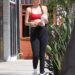 Dakota Johnson aumenta seu treino com tênis Nike V2K