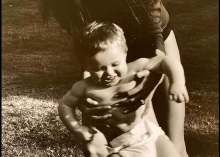 David e Victoria Beckham enviam mensagens de aniversário para o filho distante, Brooklyn