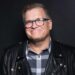 Drew Carey jantou com a namorada e foi ao set de sua sitcom sem saber que tinha acabado de ter um ataque cardíaco