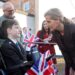 Duquesa de Edimburgo recebida por Union Jacks durante a primeira visita solo à Irlanda do Norte em oito anos