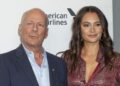 EXCLUSIVO: Bruce Willis ainda está 'muito presente em seu corpo' e 'se conectando' com a esposa Emma durante a batalha 'angustiante' contra a demência - quando o ator doente completa 71 anos