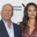 EXCLUSIVO: Bruce Willis ainda está 'muito presente em seu corpo' e 'se conectando' com a esposa Emma durante a batalha 'angustiante' contra a demência - quando o ator doente completa 71 anos