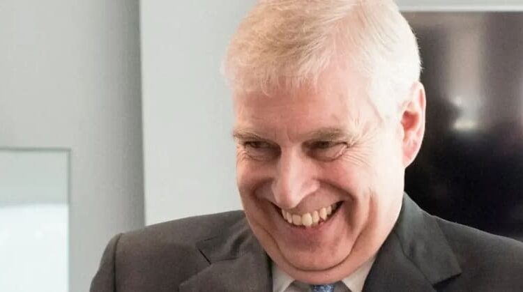EXCLUSIVO: O exílio real 'desleixado e infantil' Andrew Windsor está passando seus dias em uma casa temporária - onde seu pai escolheu passar os últimos anos