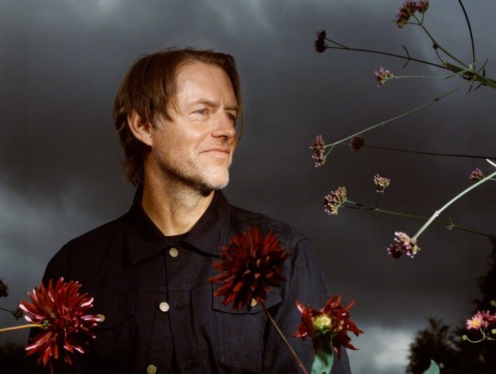 Ed O'Brien, do Radiohead, anuncia novo álbum 'Blue Morpho': ouça a faixa-título