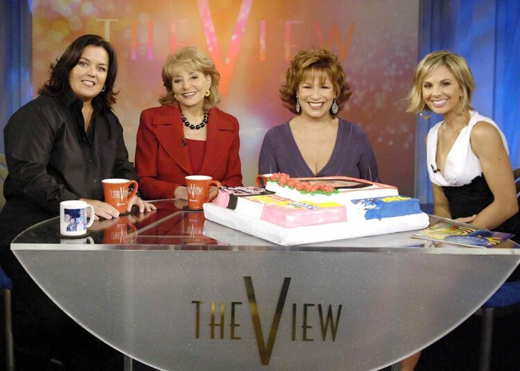 Elisabeth Hasselbeck compara “The View” a suportar as ‘cobras mais mortíferas’ do mundo em “Survivor”