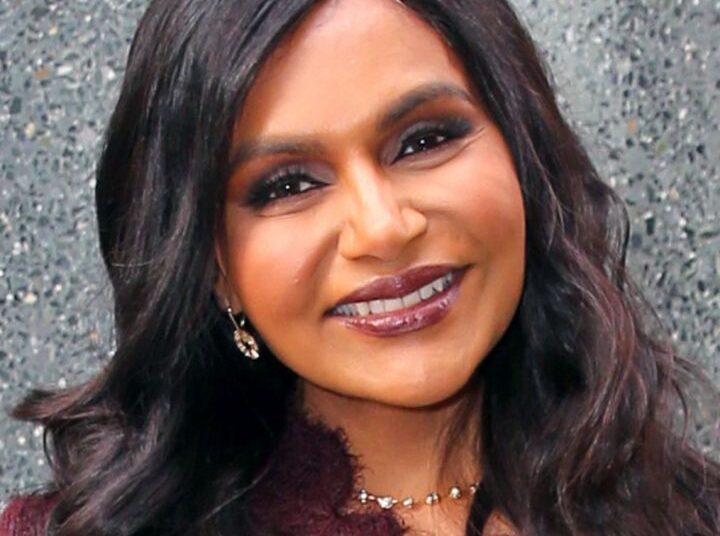 Estou obcecado pelo ousado vestido de renda transparente sem costas de Mindy Kaling
