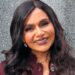 Estou obcecado pelo ousado vestido de renda transparente sem costas de Mindy Kaling