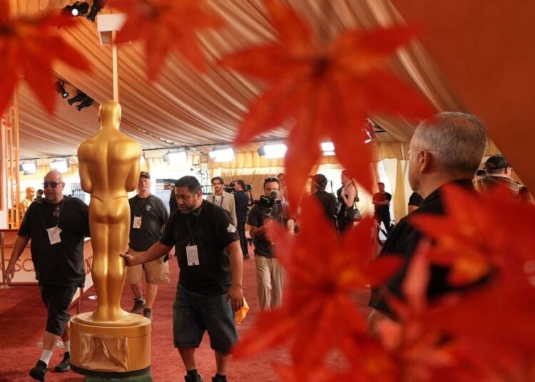 Estrelas entregam looks modernos e coloridos no tapete vermelho do Oscar | Entretenimento