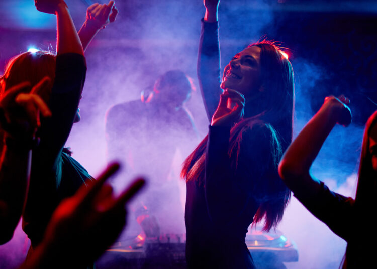 Eventos de música eletrônica parecem proporcionar um impulso à saúde mental de mulheres com mais de 40 anos