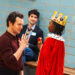 Exclusivo: veja Lea Michele e Jonathan Groff treinando crianças no Celebrity Substitute