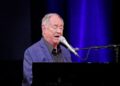 Família da lenda da música pop Neil Sedaka 'devastada' por sua morte 'súbita' aos 86 anos: 'Um humano incrível'