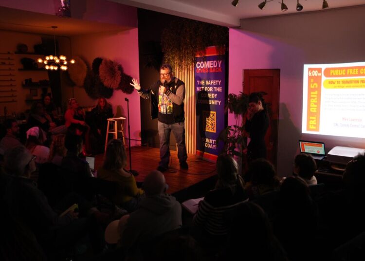 Festival de Comédia de Bergamota cria espaço para comediantes falharem, crescerem e pertencerem