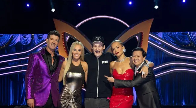 Final 5 luta por uma vaga na final quando um cantor e compositor vencedor do Emmy é desmascarado