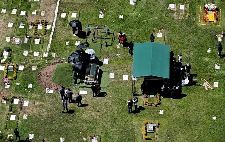 Flores, música e soldados no funeral do traficante