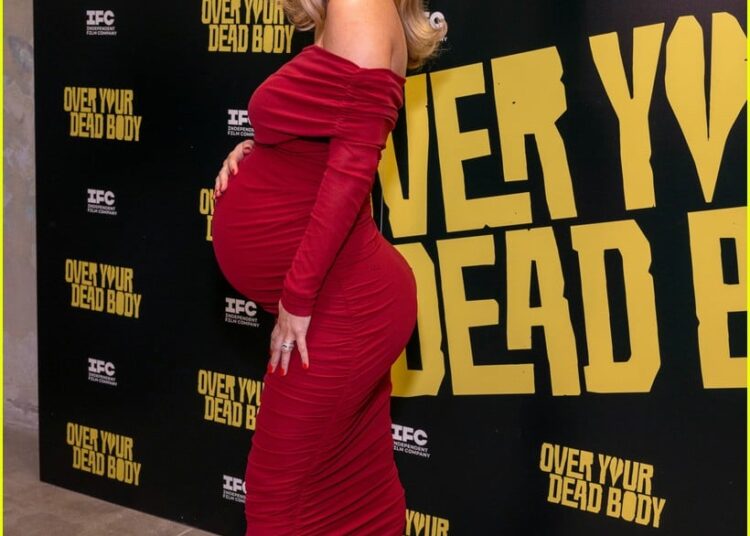 Grávida Samara tecendo Bares de bebê em vestido vermelho justo na estreia de 'Over Your Dead Body': Foto 5303092 | Jason Segel, celebridades grávidas, fotos de Timothy Olyphant | Just Jared: notícias e fofocas sobre celebridades