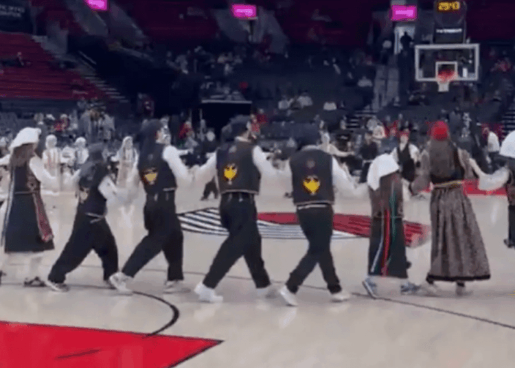 “Greekness” no ar no jogo da NBA do Bucks com dança e música (vídeo)