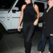 Hailey Bieber eleva uma roupa toda preta com um top felpudo