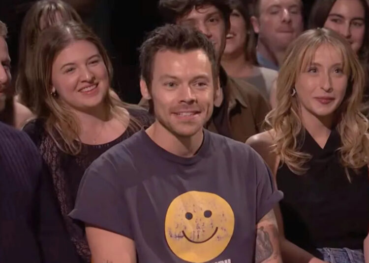 Harry Styles faz uma aparição surpresa durante o monólogo 'SNL' de Ryan Gosling