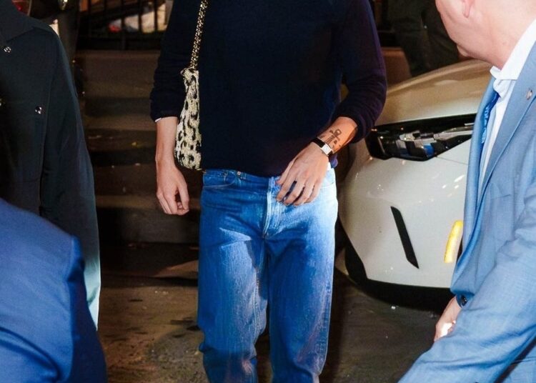 Harry Styles participa do jantar do elenco de ‘SNL’ com uma nova bolsa Chanel