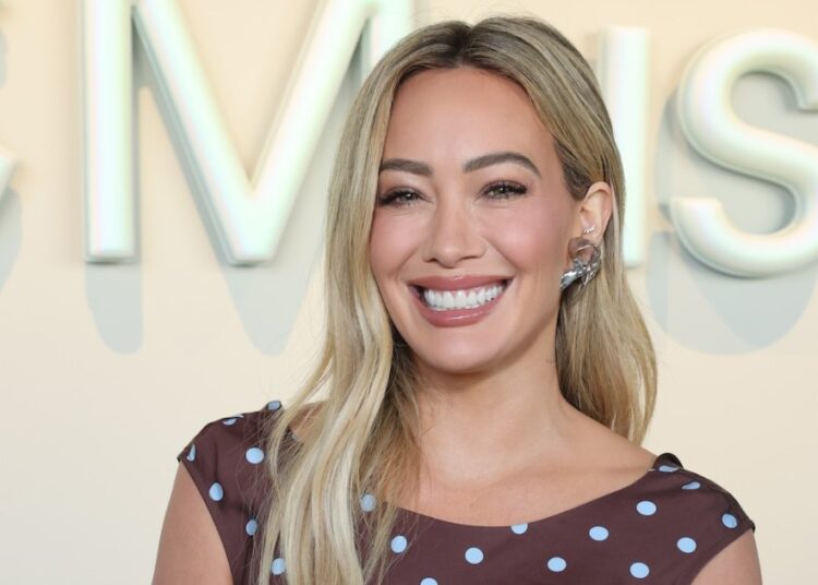Hilary Duff tem os '8 melhores' melhores amigos depois do drama da mãe