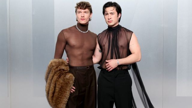 Hudson Williams e Connor Storrie Wow em blusas totalmente transparentes na festa do Oscar