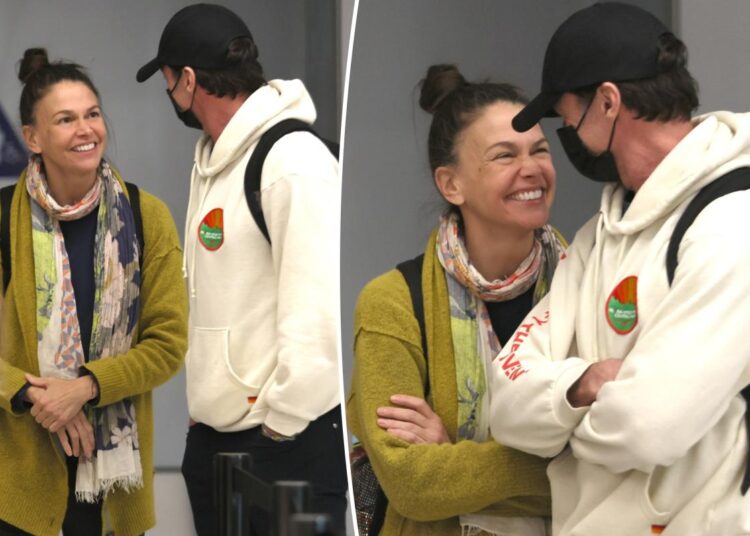 Hugh Jackman e Sutton Foster parecem mais apaixonados do que nunca ao chegarem ao LAX