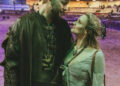 Hunter King se casa com Chris Copier no Medieval Times no Dia dos Namorados
