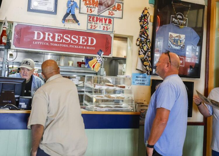 Influenciador de Dallas tenta e classifica as comidas favoritas de Nova Orleans | Entretenimento/Vida