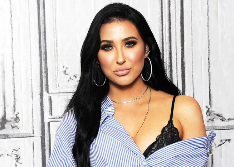 Jaclyn Hill dissolve preenchimento facial depois que o ultrassom detecta uma 'protuberância' formada pela migração