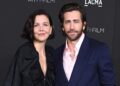 Jake Gyllenhaal lê um bilhete para a irmã Maggie enfiada no sofá do “Late Show” na noite anterior